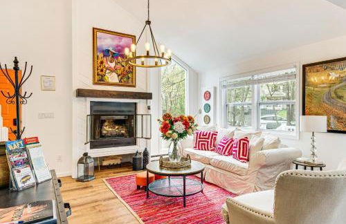 Deck, Fire Pit and Pool Access at Poconos Retreat! - Foto 1