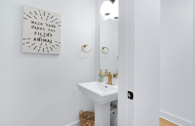 Chic Modern Farm Haus - Minutes to Everything - Foto 17