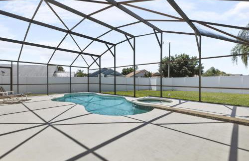 Sunny Getaway with Private Pool, Spa & Fenced Yard - Foto 26