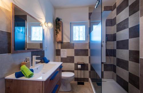 Villa l'ESTEL charme provençal, 15 pers, piscine privée & aire de jeux, au coeur du triange Arles-Avignon-Nîmes - Foto 21