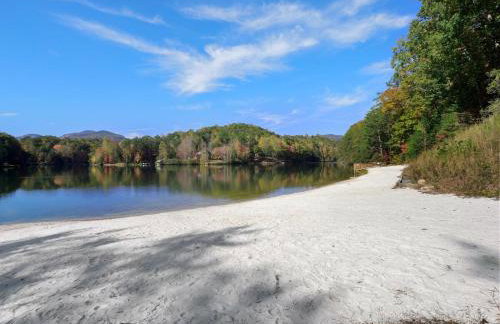 Peaceful Lake Lure Cabin, Hot Tub, Huge Screened Porch, Private Beach - Foto 28