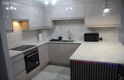 Comfy 2-bedroom Flat with Private Parking - Foto 21