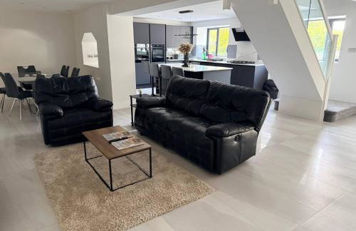 Luxury home 5 bedroom 3 bathroom games room parking - Foto 3