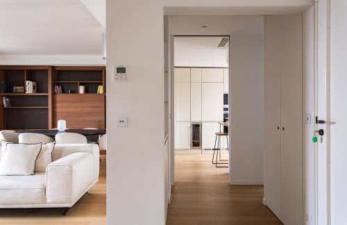 Montaigne - Sunlit Corner Penthouse with Balcony - Photo 21