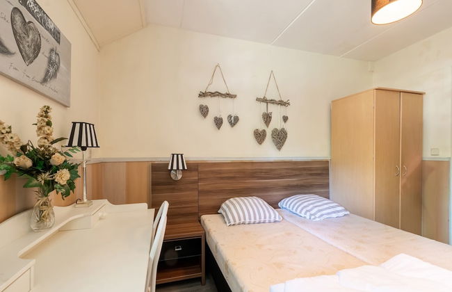 Group Home in Giethoorn With Waterside Terrace - Photo 6