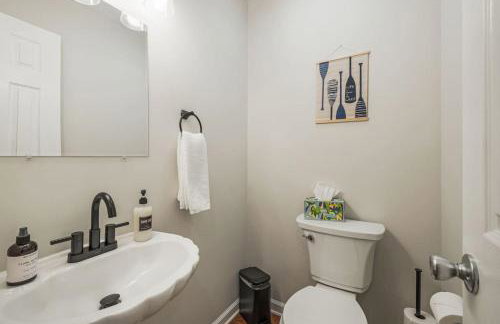 LKJ - Lakefront Home, Hot tub, Fire Pit, Games and Movie Room! - Foto 61