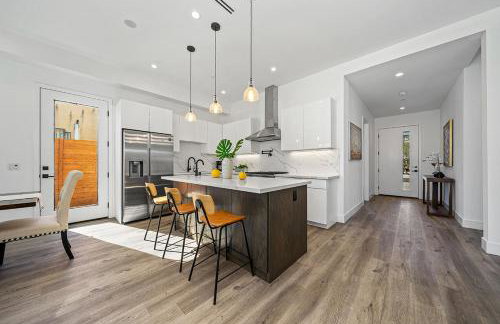 7 BR double house with parking and a backyard in LA - Foto 48