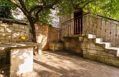 Old Small Stone House - Photo 3