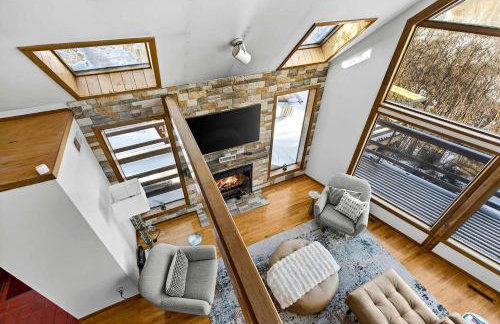 Modern Mountain Cabin with Hot Tub and Game Room Near Moorefield, West Virginia - Foto 16