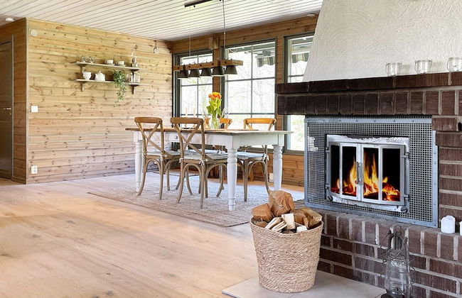 Charming Lakeside Cottage Getaway - Photo 23