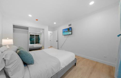 Entire Private Home with 4 Bedrooms 3 Bathrooms, Big Yard, View, , King Bed, 10 Parking, Available Now - Foto 64