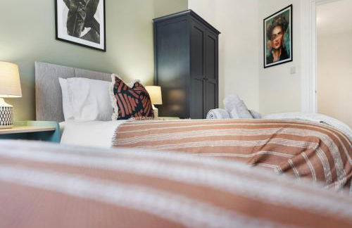 LONG TERM STAY SPECIAL OFFER AVAILABLE! 5-Bedroom Spacious, Stunning Design, Sociable Areas & Cosy House Near South Downs Park, Sleeps 11 with GAMES Room, PRIVATE PARKING and GARDEN - by Blue Puffin Stays - Foto 50