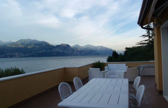Modern Apartment With Large Terrace Malcesine - Photo 4