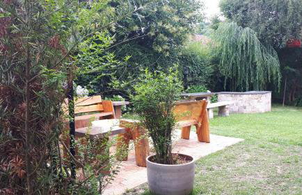 Chale de Madeira - Lareira e Fogueira---lindo gramado com mesa para café da manhã, churrasqueira e fogueira - Foto 9