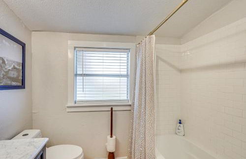 Walk to Main Street Cottage with Deck in Bandera! - Foto 12