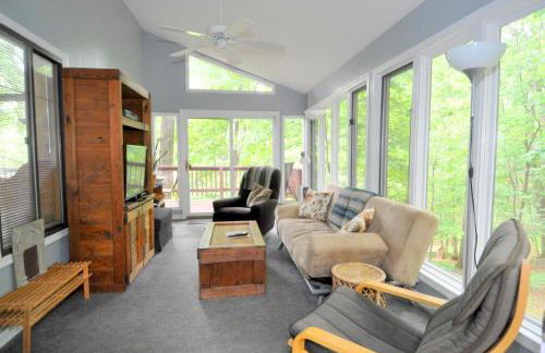 Treetop Cabin -- Pool Access - Fireplace - Grill - Screen Porch - Deck - Wifi - Golf Nearby - Foto 15