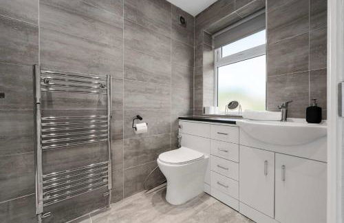 Lovely Greater MCR Family Home by City SuperHost - Photo 20