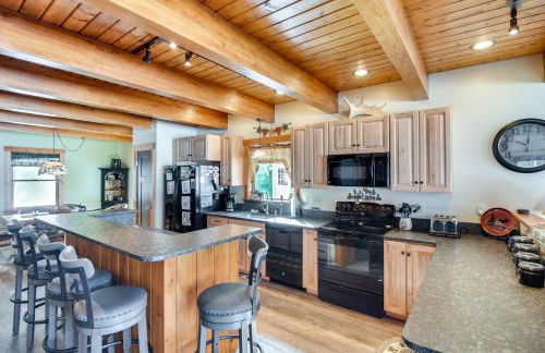 Lakefront New Hampshire Hideaway with Deck and Views - Foto 6