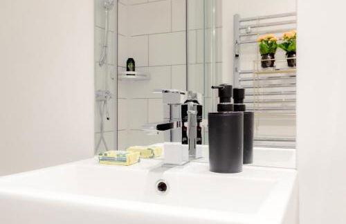 RARE FIND off Oxford St! SOHO 5bed Design House For XXL Groups - Photo 18