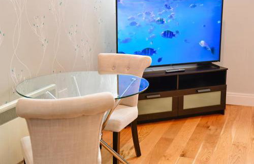 Beautiful 1 Bedroom Apartment in Newport Centre - Pass the Keys - Foto 16