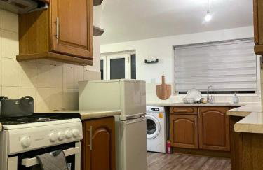 Lovely Spacious House Family & Contractor Friendly 3 Bedroom Near Leeds Centre Sleeps 8 - Foto 28
