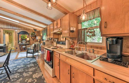 Smoky Mtn Cottage on Creek with Lanai and Forest Views - Foto 8