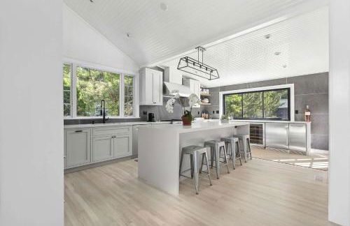 Wainscott Woods by Rove Travel - Luxe Estate with Pool - Foto 12