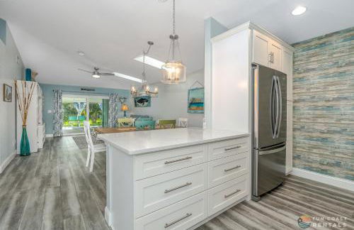 Dog Friendly Home wPrivate Fenced Yard, Garage & Fire Pit STEPS to the Beach! - Foto 11