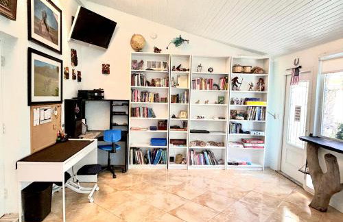 Artistic Retreat, King Suite with Private Balcony! - Foto 35