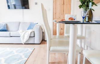 Spacious 4-Bed Home, Perfect Stay with Free WiFi - Foto 20