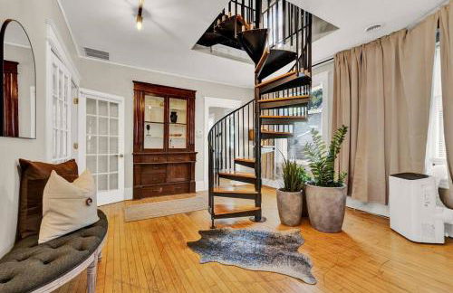 NEW! Fun & style Eastside MKE Best Day Townhouse - Foto 12