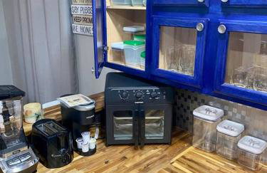 Charming Farmhouse Retreat near Downtown & University Modern Amenities, Fireplace & Porch! - Foto 25