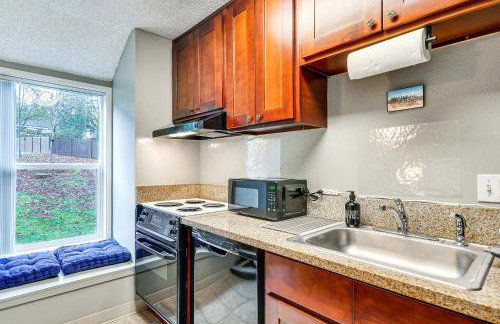 Lake Oswego Condo with Balcony, 3 Mi to the Water! - Foto 10