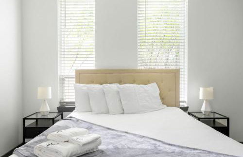 Bright & Cozy 2BR Retreat w Parking Broad Ripple - Foto 32