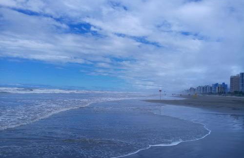 Prédio com piscina na cobertura frente ao mar,apartamento para até 6 pessoas e 3 crianças até 8 anos, churrasqueira na sacada, Wi-Fi grátis, rede de proteção, NÃO oferecemos roupas de cama e banho, 1 vaga de garagem, na Praia Grande-Vila Mirim - Foto 38