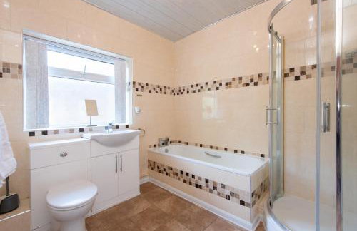 Large House for Groups with Huge Driveway - FREE PARKING - Photo 38