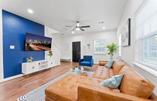 NRG MedCenter Luxe 4BD Home w FencedYard WasherDryer Pet Friendly - Foto 7