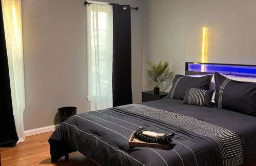 Cozy Modern Home with Large Fenced in Backyard - Foto 1