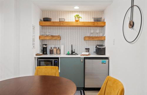 Couples Retreat with Hot Tub, Beach Cruisers, Spa Bath - Foto 13