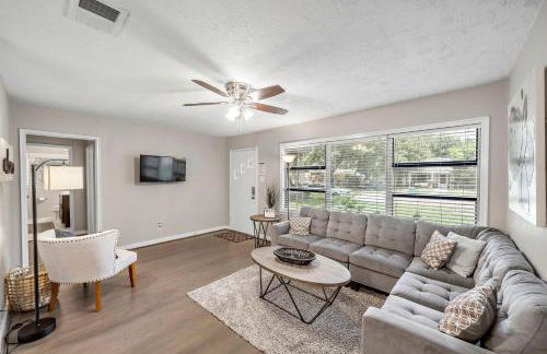 3 Bedroom Home The Neighborhood Spot desks in 2 rooms high speed Internet wifi Kick Back & Relax close to Houston Hobby Airport 5 star superhost - Foto 15