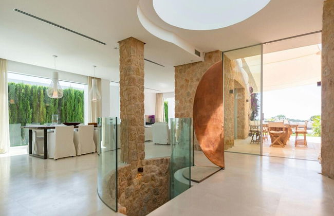 Stunning Villa With Modern Appliances - Photo 19