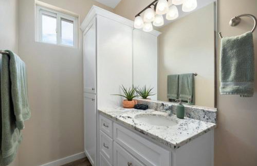 Stunning Views + Hot Tub + Location! 3 bed/3 bath - Foto 27