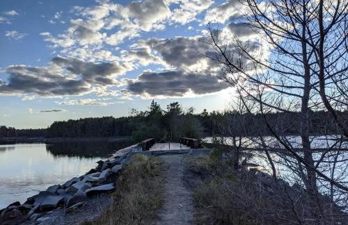 Charming Dog-Friendly Beach House with Fire Pit & Jetted Tub Near Carters Beach in Hancock, Maine - Foto 39