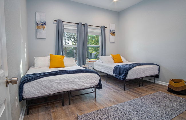 Escape to 4br/3ba Brand New Downtown Home - Foto 7