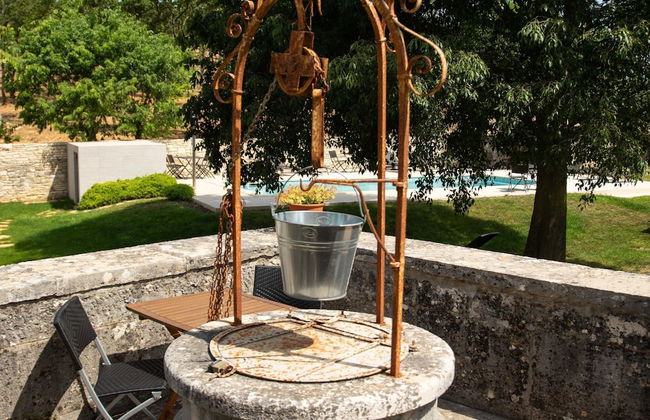 The Poolside Stone House in Bale - Foto 17