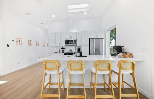 New-Dog Friendly,Hot Tub, Fire-pit, 1 mile to DTWN - Foto 6