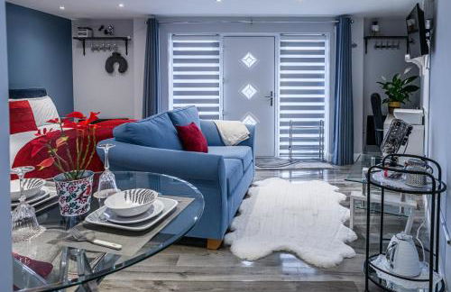 Modern and Stylish 1-Bedroom Guesthouse near M6 J10 Perfect for Business Stays & Couples Free Parking & Wi-Fi - Foto 1