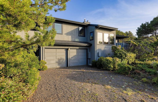 Half Block to Beach w/ Oceanview, Patio + Balcony The Shore Pine by Avantstay - Foto 34