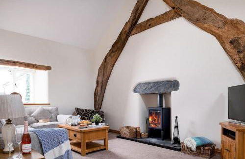 CRUCK BARN - Beautiful Renovated Barn within the Countryside - Photo 35