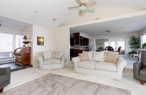 4 Bedroom Lakefront Home with Private Beach on Cedar Point Chaussee - Photo 19